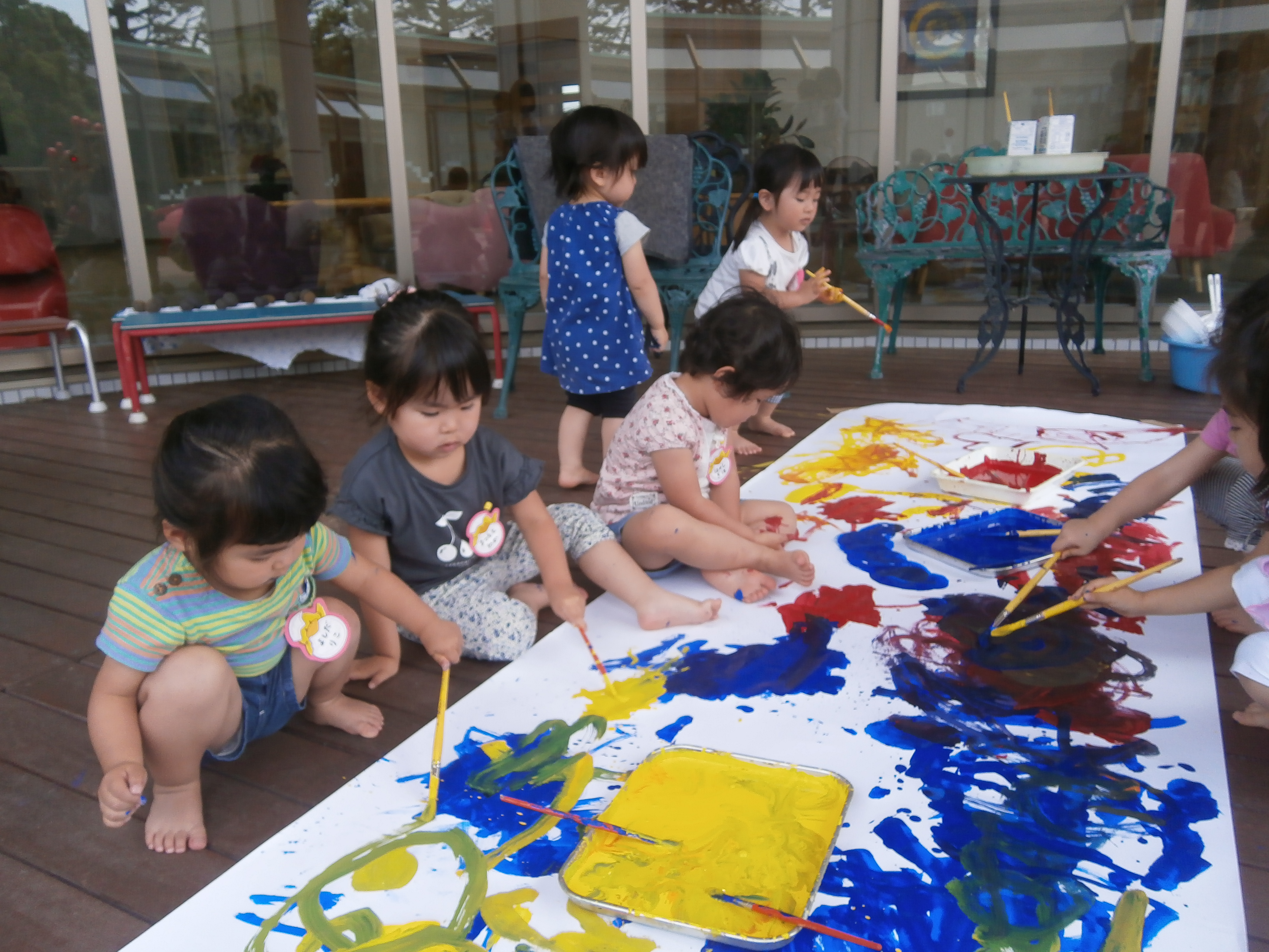 絵の具遊びをしたよ 学校法人早翠学園 さみどり幼稚園 第二さみどり幼稚園