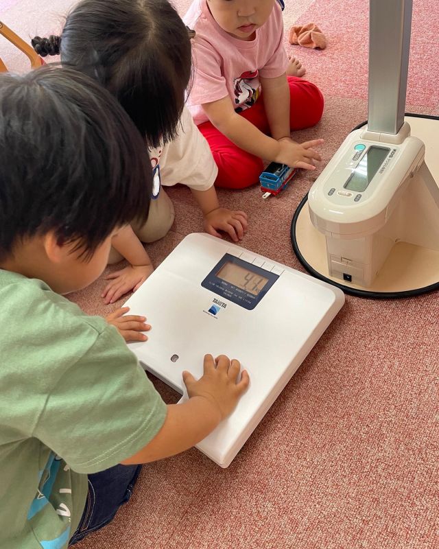 いつもは置いていない体重計に気づいた子ども達｡
興味津々であちらこちらを触り始めます。
電源が入り、表示される数字に気づくと、手の力加減で変わっていく事を発見！
！や？を楽しんでいます。

#samidori #さみどり #早翠 #幼稚園 #子ども園 #遊び #敦賀 #福井 #子ども #こども #教育 #子育て #21世紀型スキル #非認知的能力  #保育環境 #？と！#２歳児