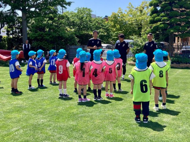 早翠幼稚園、第二早翠幼稚園にて、福井ユナイテッドFCの選手の方々によるサッカー教室が開催されました。

青空の下、選手やコーチの方と一緒に元気いっぱいに走り回っていた年長組さん！

サッカー経験が無くても、こんなに楽しめる！

貴重な経験が出来ました。

福井ユナイテッドの皆様、
開催して下さったクラブグリーンさん、
ありがとうございました。

#samidori #さみどり #早翠 #幼稚園 #子ども園 #5歳 #遊び #敦賀 #福井 #子ども #こども #教育 #子育て #21世紀型スキル #非認知的能力 #福井ユナイテッドFC #サッカー教室 #クラブグリーン #サッカー